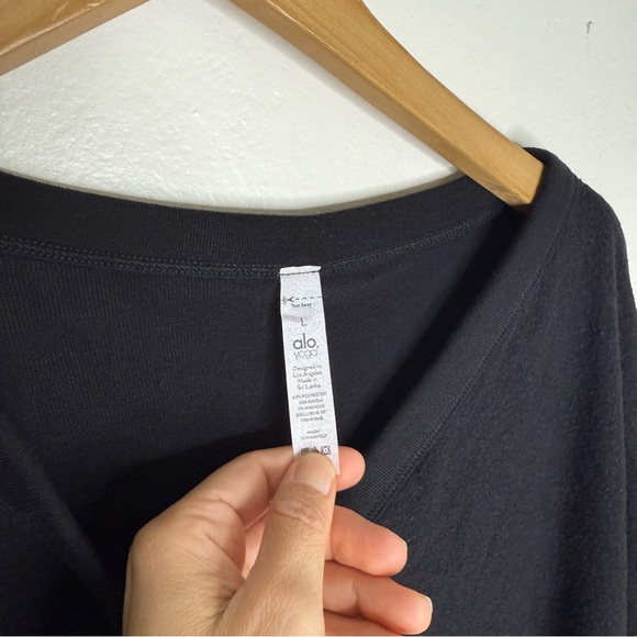 ALO YOGA Alolux Soho Cropped Henley Top Sz L Black V-Neck - Picture 6 of 7